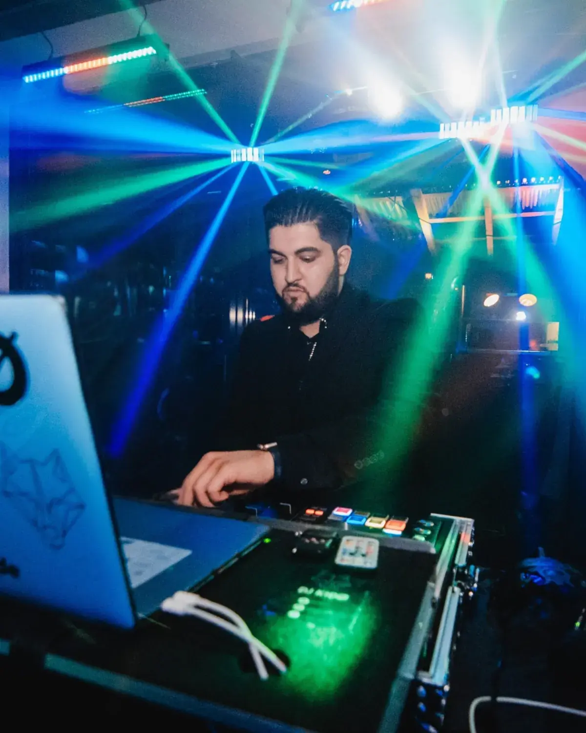 Professionelles DJ-Pult mit Lautsprechern und warmer Lichttechnik