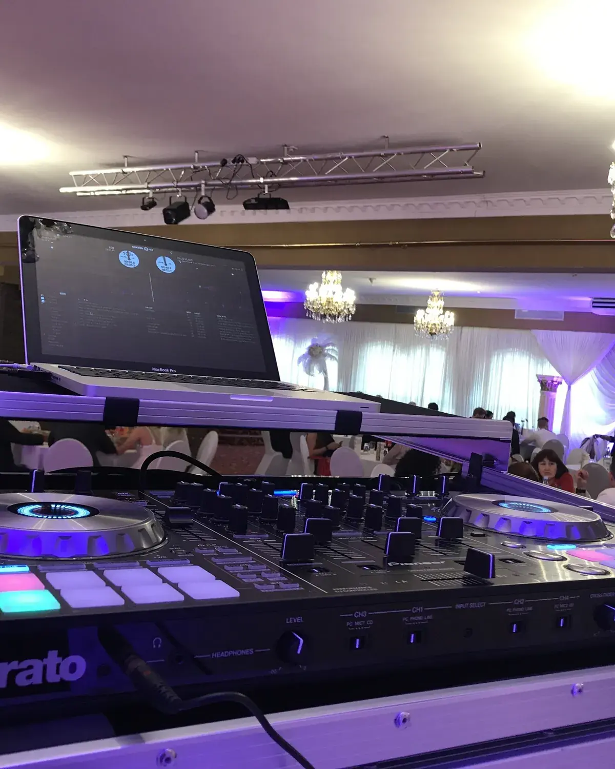 Pioneer DJ-Setup in festlich beleuchtetem Saal