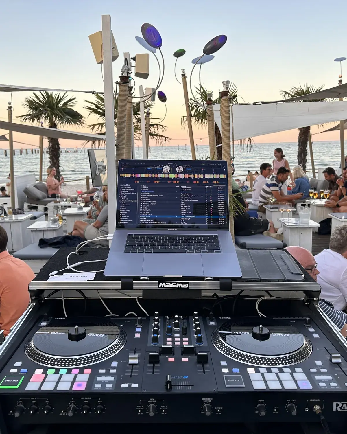 DJ-Setup in einer Strandbar bei Sonnenuntergang