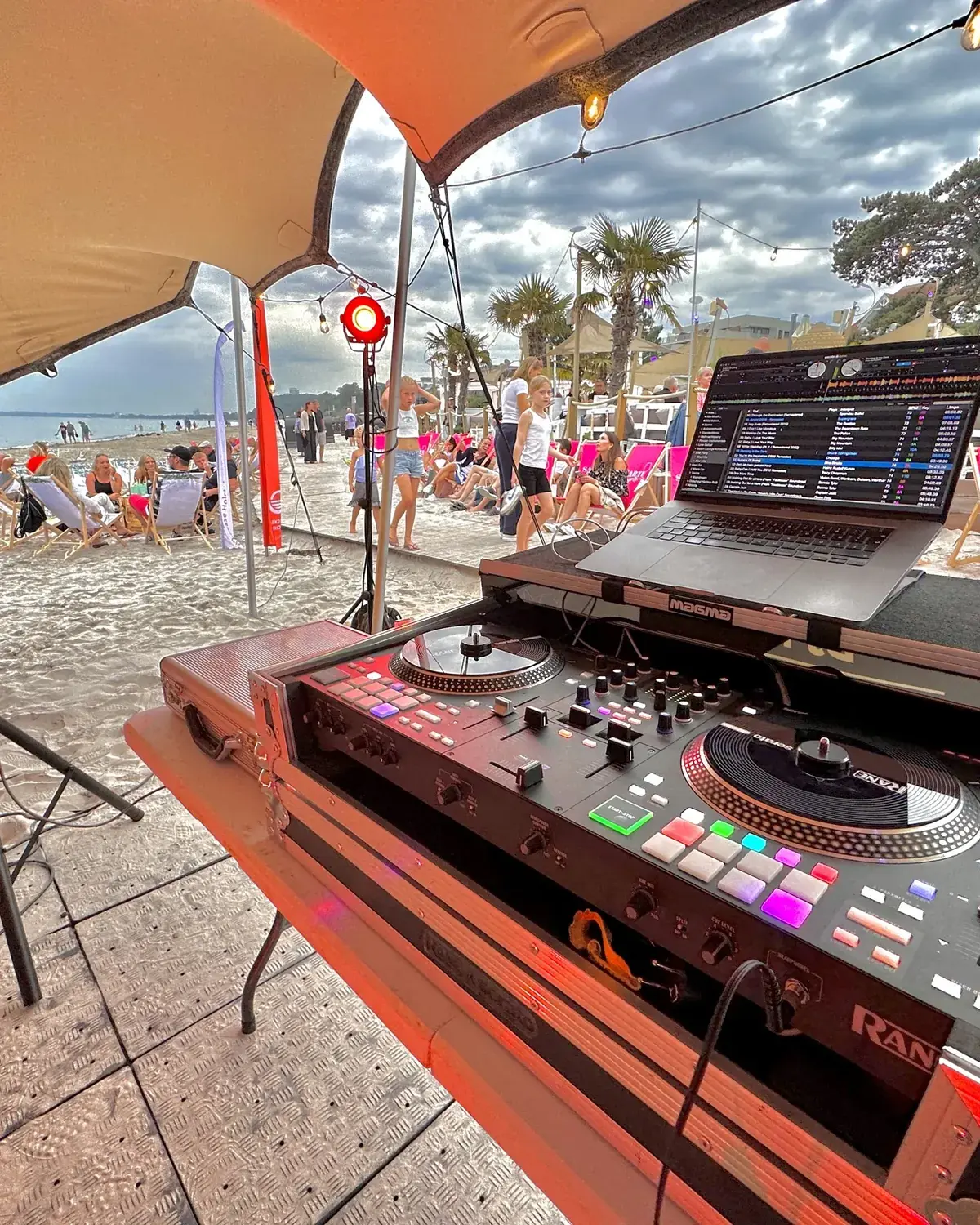 DJ-Pult am Strand unter einem Sonnensegel