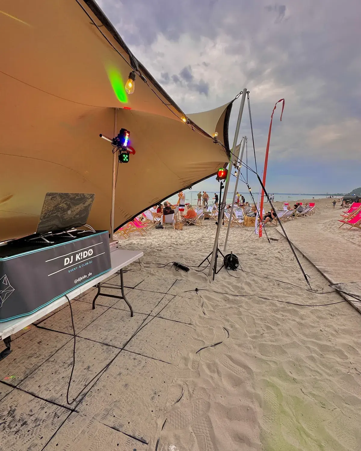 Beach-Event mit DJ-Technik im Sand