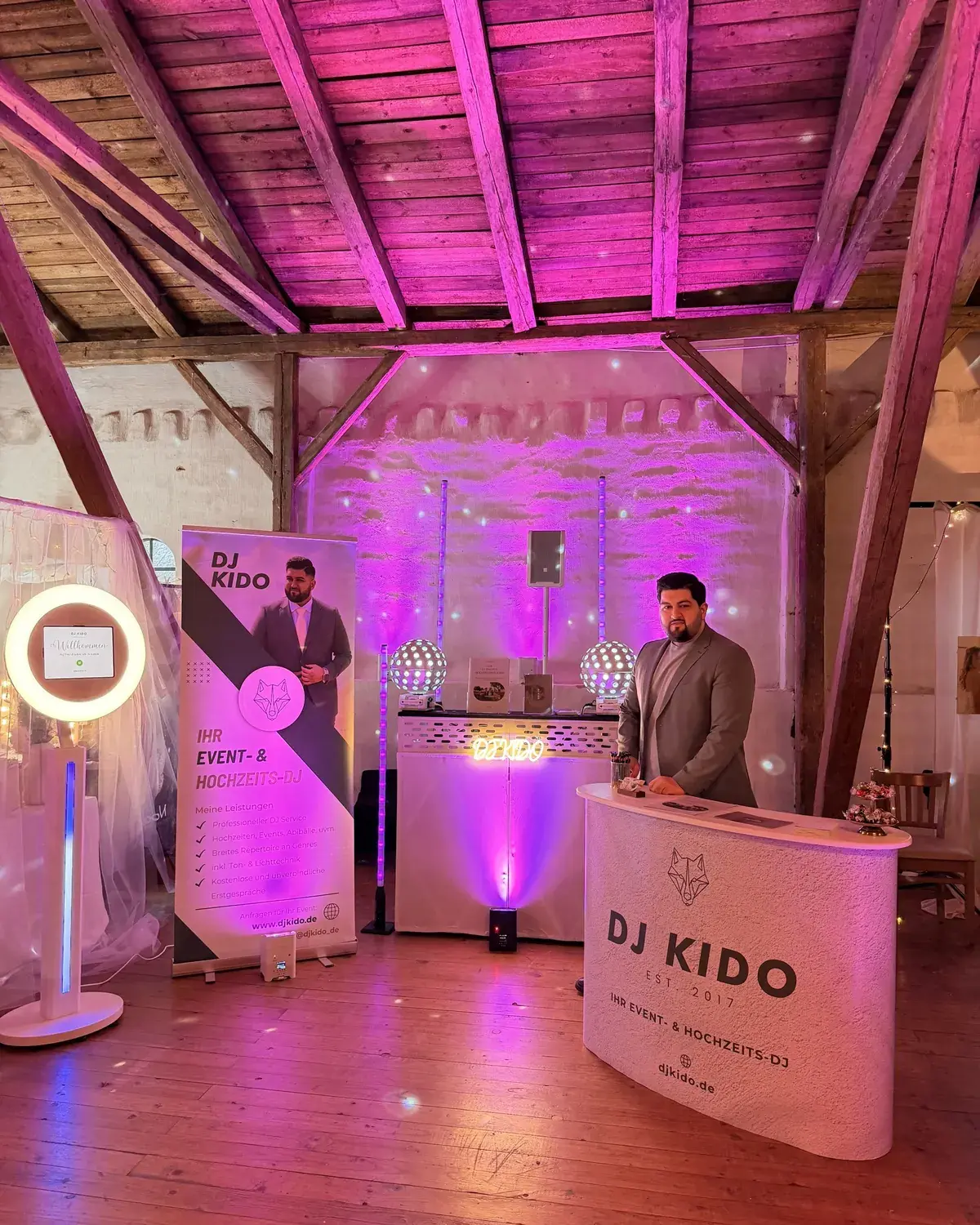 DJ Kido Messestand mit Roll-up und Diskokugeln