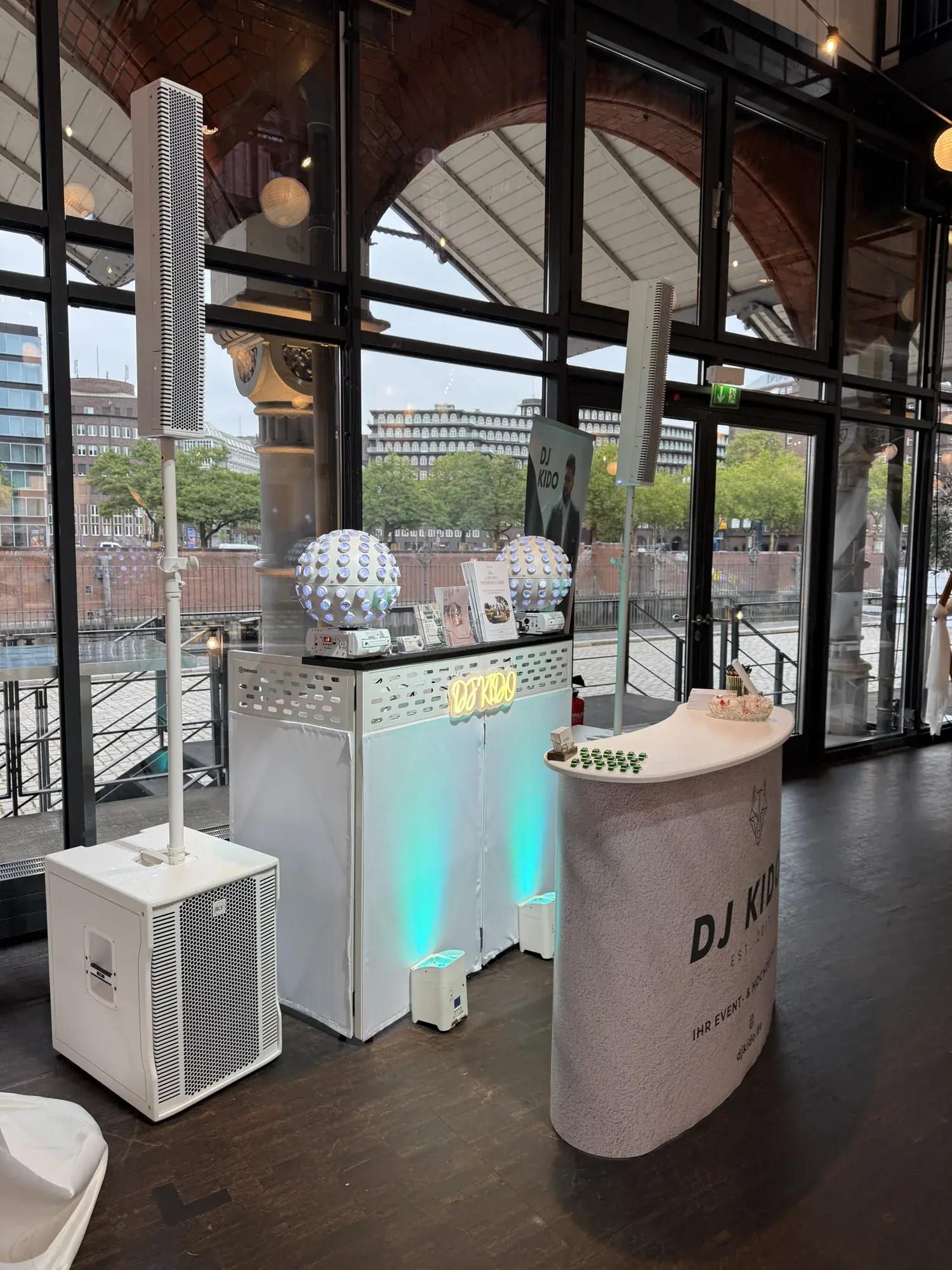Der DJ-Kido-Stand in der Zollhalle des Ehemaligen Hauptzollamts mit Säulenlautsprechern und Blick auf die Speicherstadt