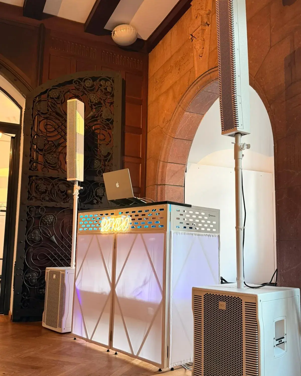 DJ-Booth mit Lautsprechersäule vor einer historischen Tür