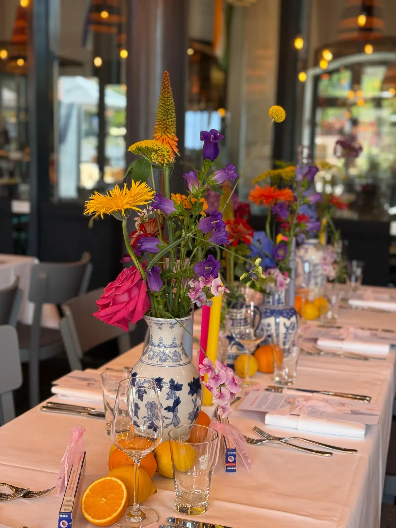 Blumen in Delfter Vasen auf der Hochzeitstafel im Catch of the Day, Blick zur Terrasse