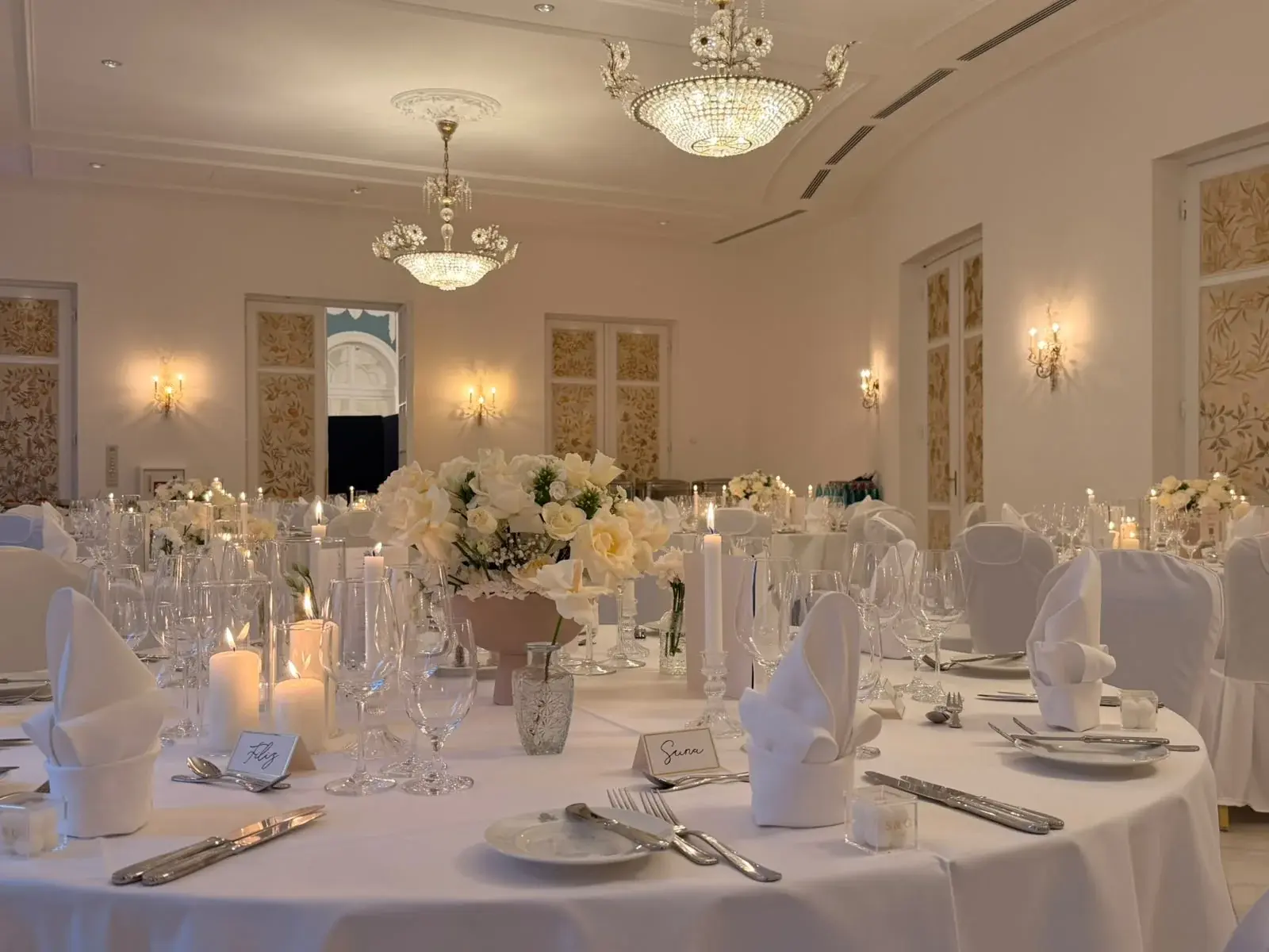 Gedeckte Tafel im Hotel Atlantic Hamburg mit weißer Tischwäsche, Gläsern und Blumenschmuck