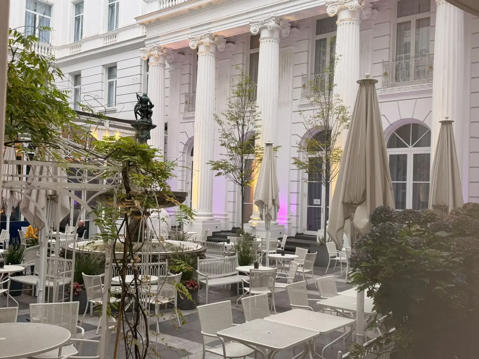 Saaltotale im Hotel Atlantic Hamburg mit festlich eingedeckten Tischen, Kristallleuchtern und hohen Fenstern