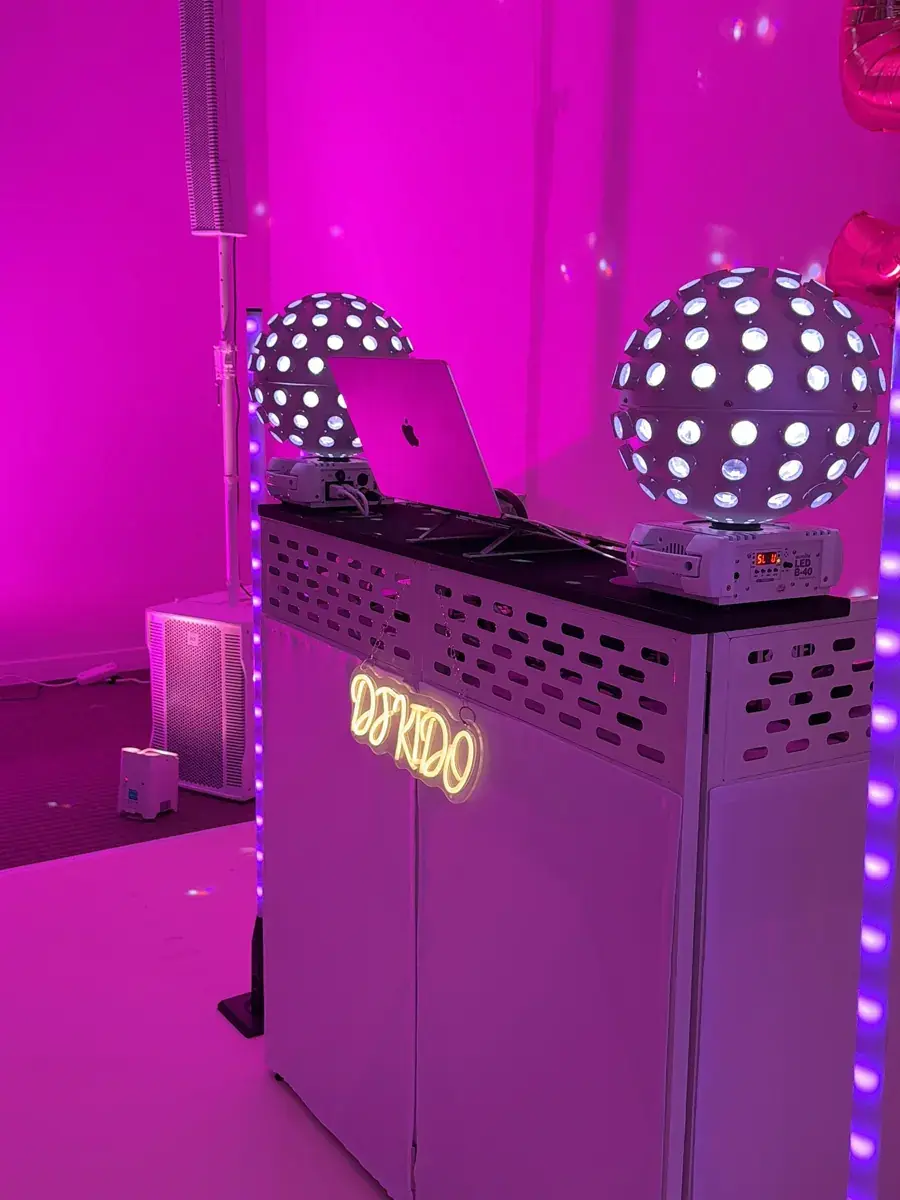 Beleuchtete DJ-KIDO-Booth und Spiegelkugeln bei einem 50. Geburtstag im IntercityHotel Hamburg-Barmbek
