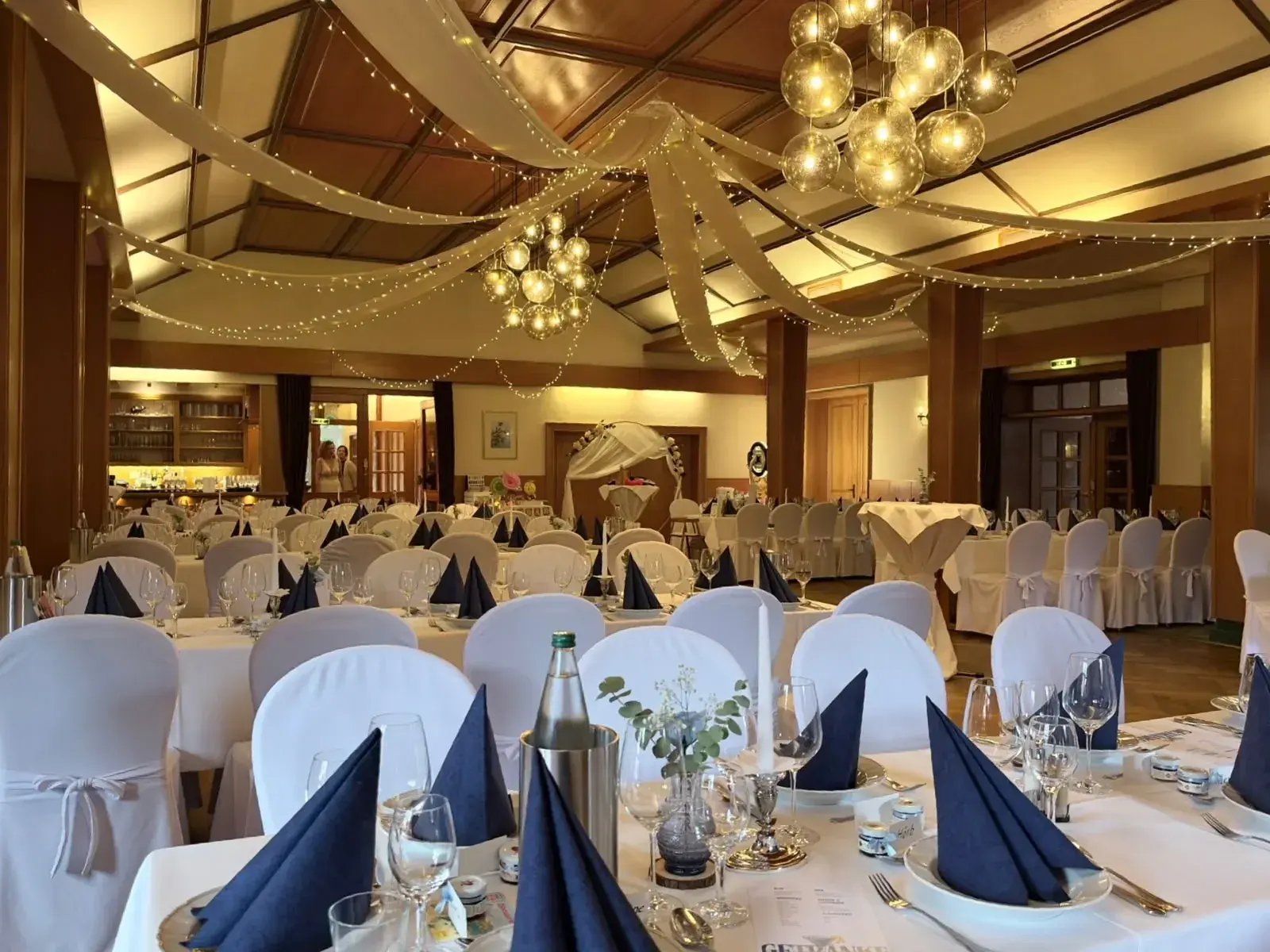Festsaal im Landhotel Zur Eiche zur Hochzeit dekoriert, mit Traubogen und Lichterketten