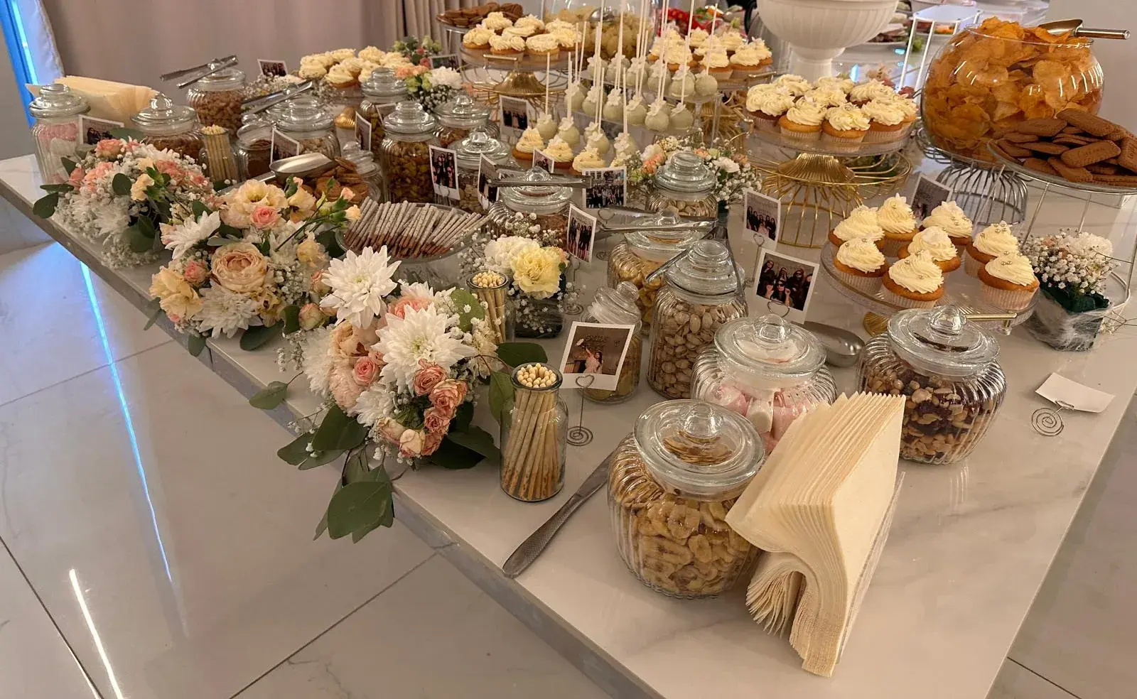 Candy Bar mit Cupcakes, Gläsern und Blumen im Moon Events
