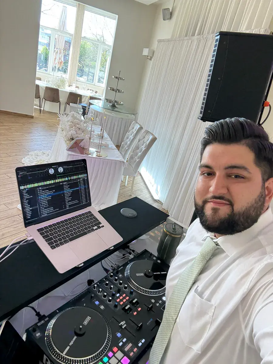 Hochzeitsfeier im hellen Veranstaltungsraum des Yachtblick Hamburg mit dem DJ-Setup von DJ Kido