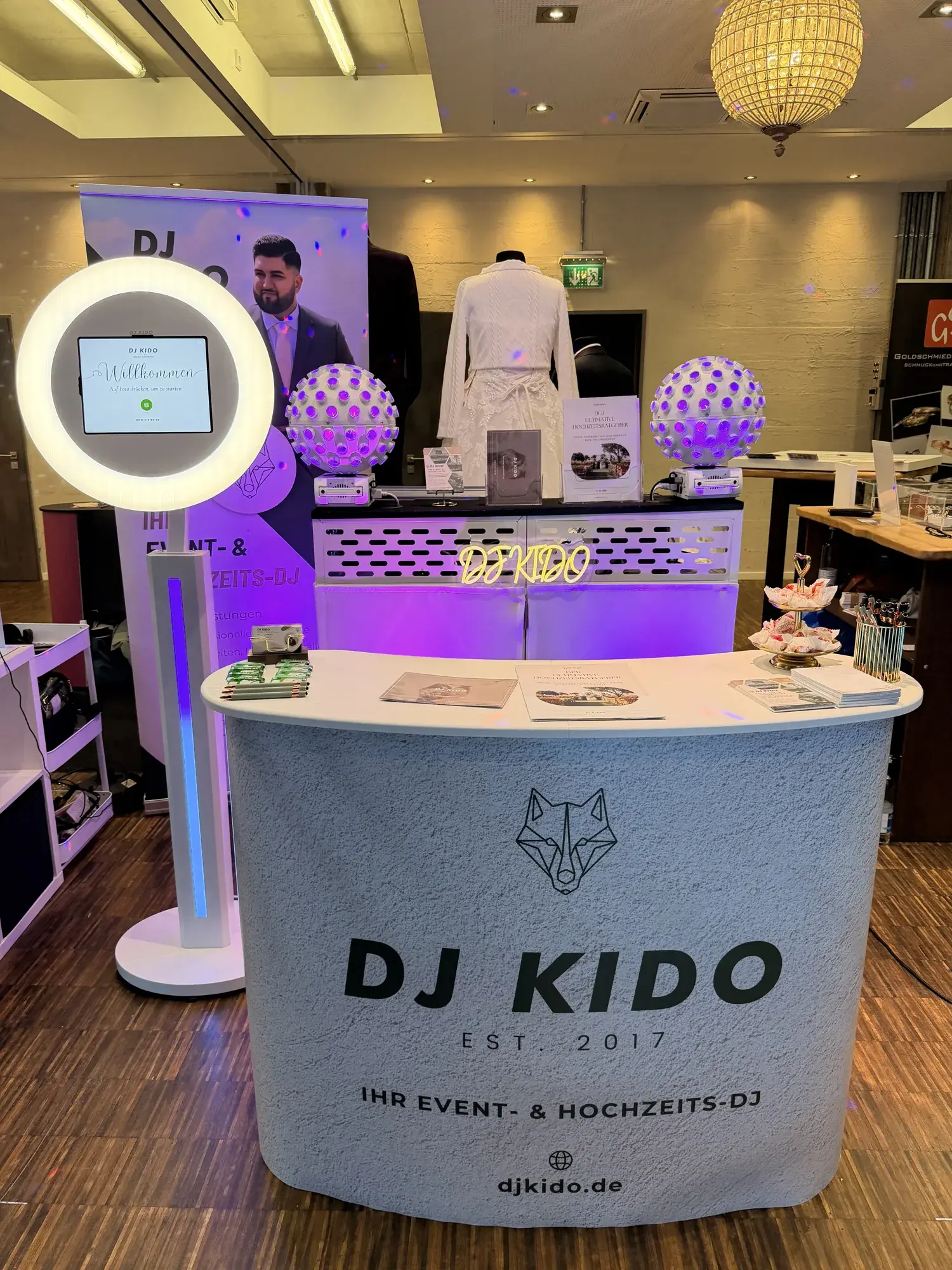 Messestand von DJ Kido auf der Sag JA in Neumünster mit Theke, Fotobox, DJ-Booth und Kugel-Lichteffekten