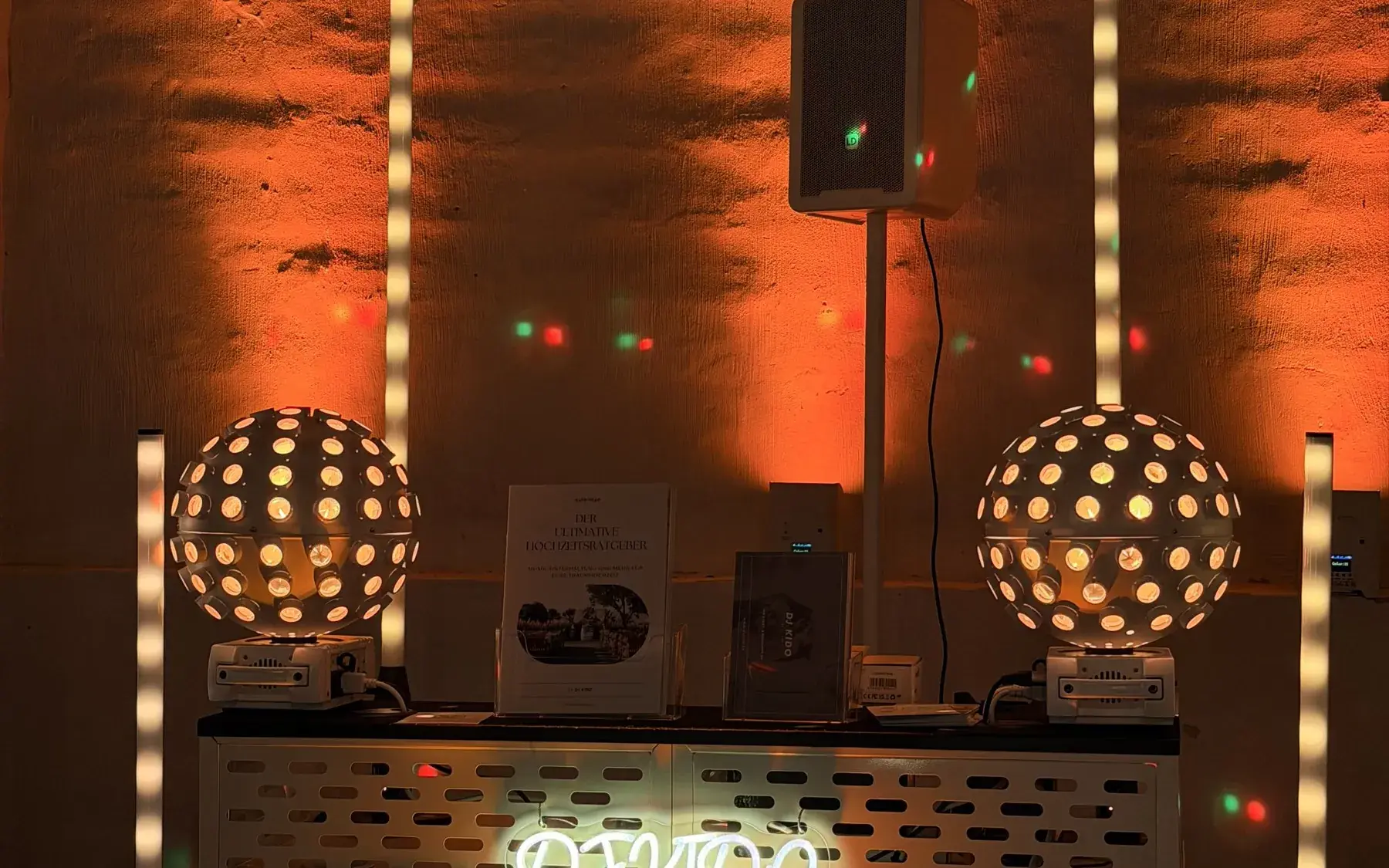 Planungstisch mit Kopfhörern, Notizbuch und DJ-Equipment für Eventfragen