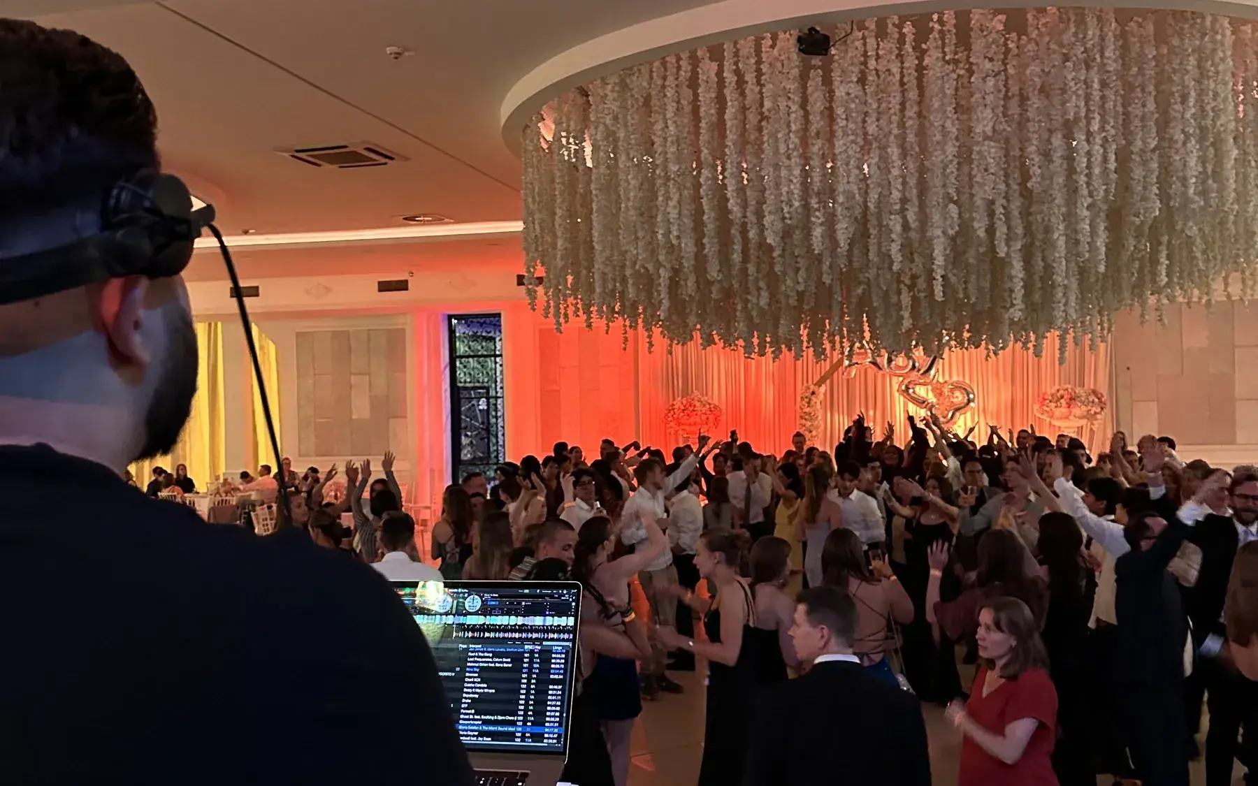 DJ Kido spielt auf einem stilvollen Firmenevent in Hamburg