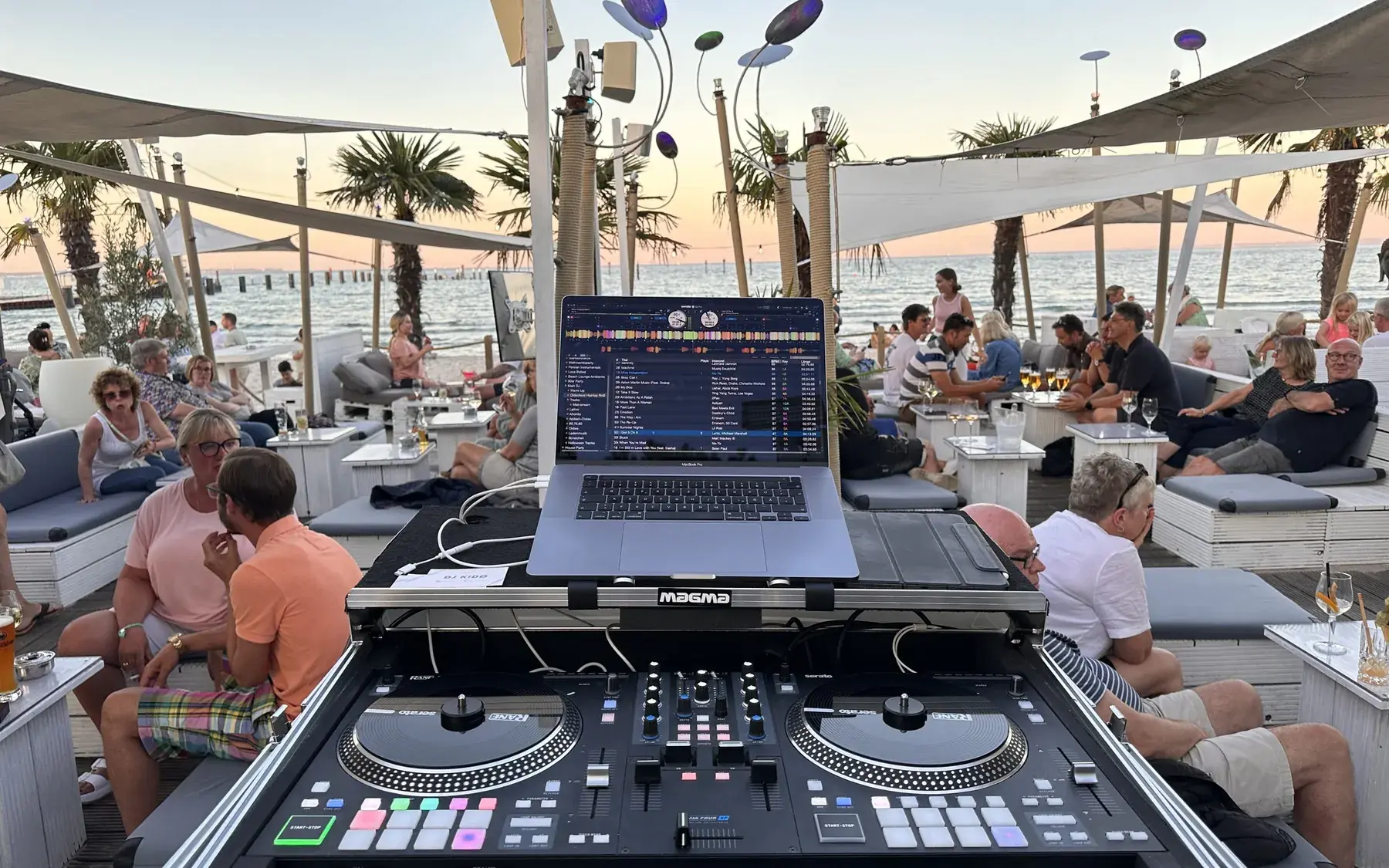 Smartphone, DJ-Kopfhörer und Eventtechnik als Symbol für eine DJ-Anfrage
