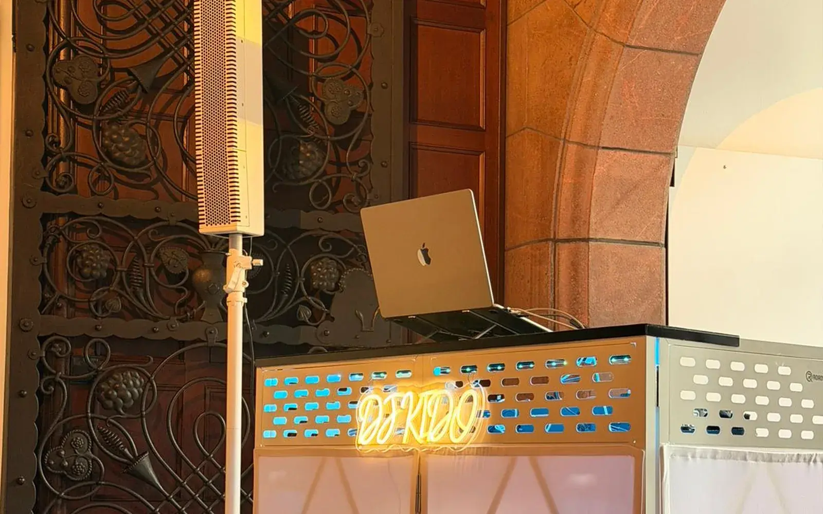 Beleuchtete DJ-Booth von DJ KIDO mit Line-Array-Lautsprecher in einer historischen Location