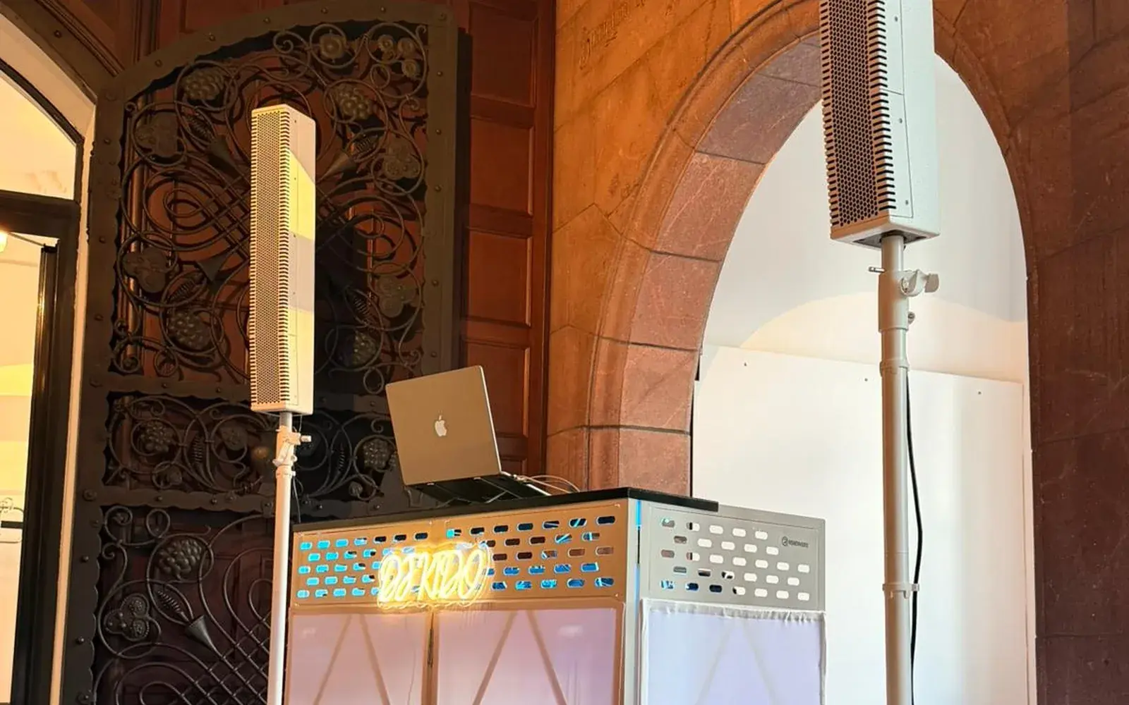 Aufgebaute Ton- und Lichttechnik von DJ KIDO mit Line-Array, Subwoofer und DJ-Booth